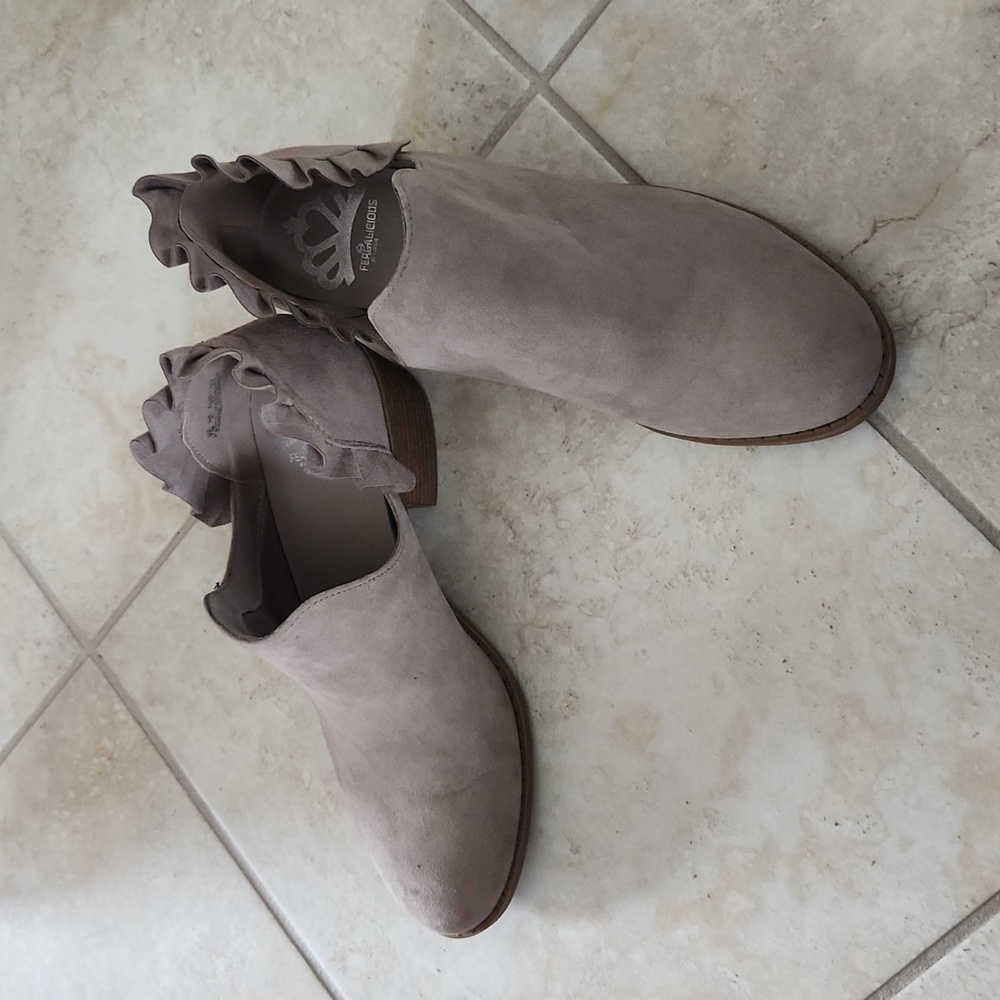 Booties size 7 with ruffle back